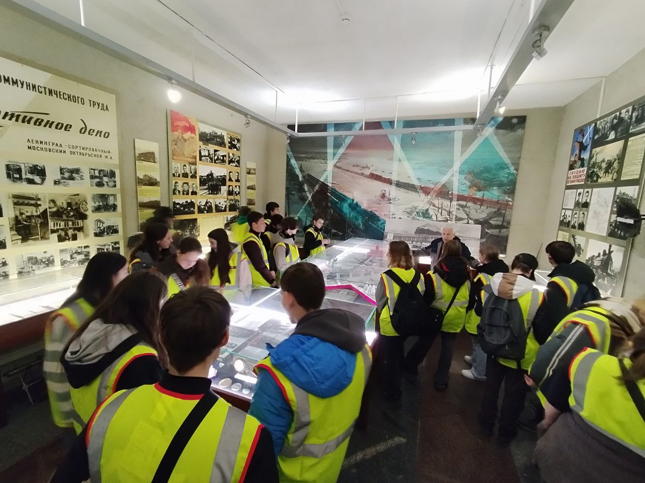 Профориентационное занятие с учащимися в эксплуатационном локомотивном депо Санкт-Петербург-Финляндский